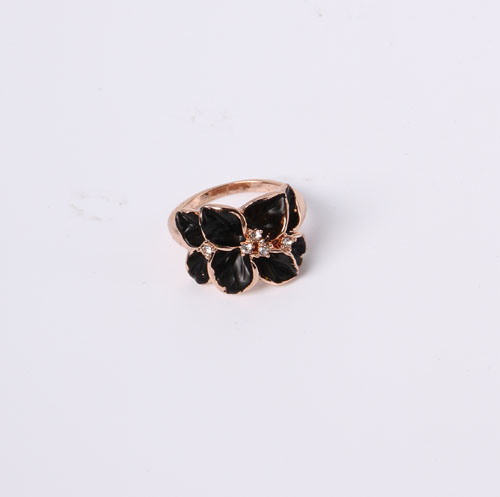Fashion Jewelry Ring with Flower and Black Enamel